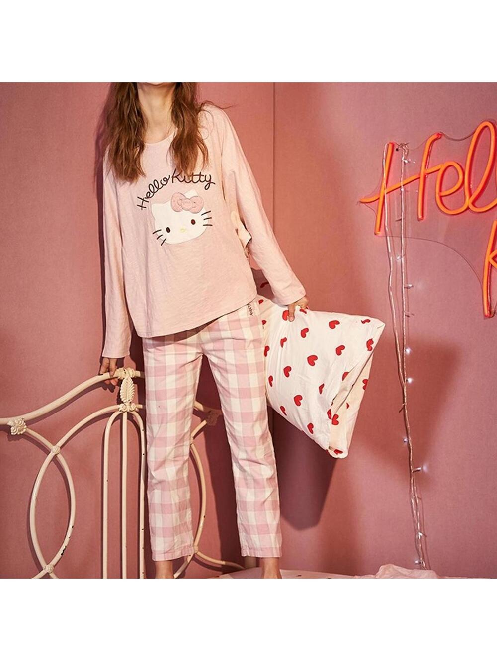 Hello Kitty Lounge Set - Picture 4 of 9